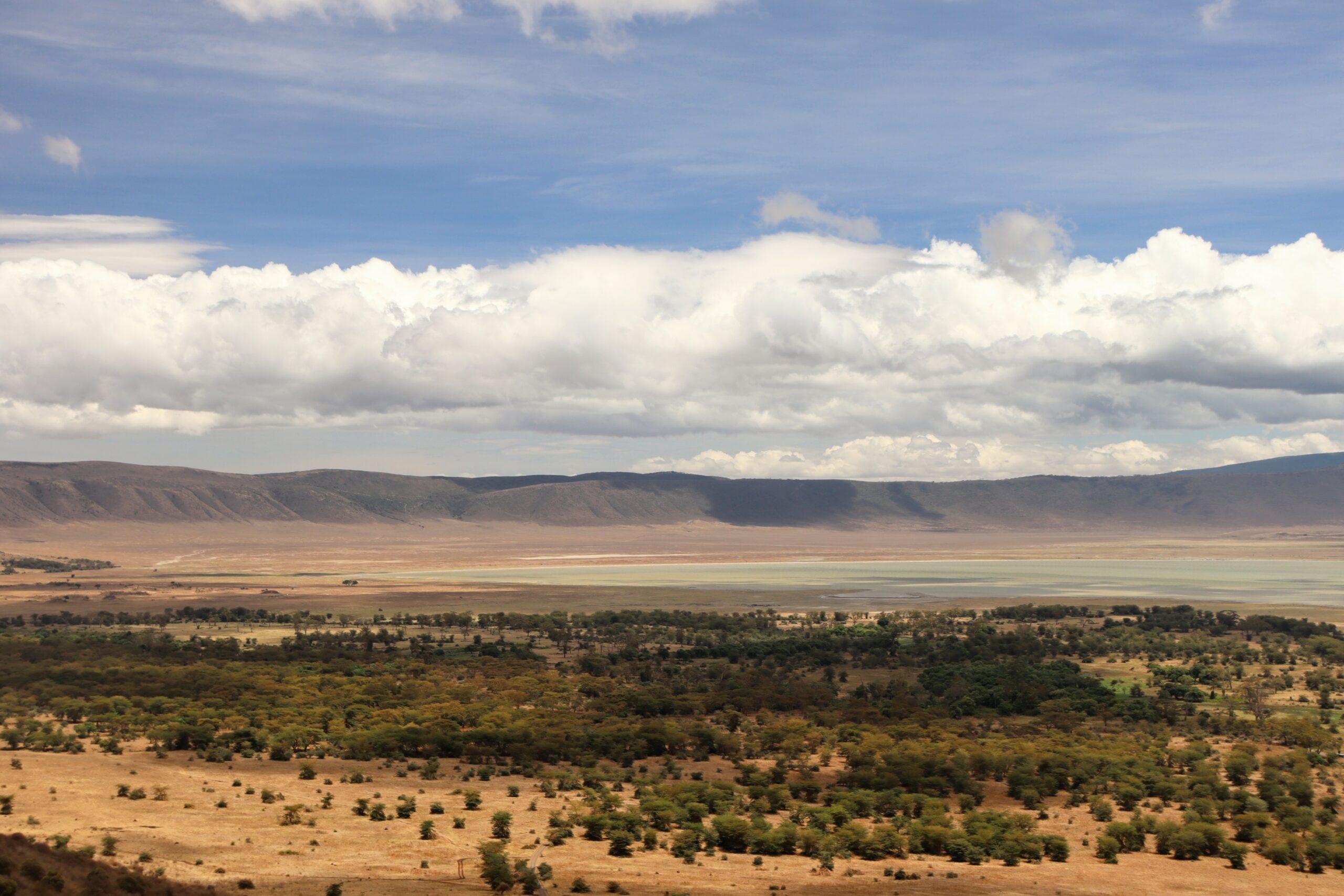Villaggio Maasai con il vulcano Ol Doinyo Lengai sullo sfondo
