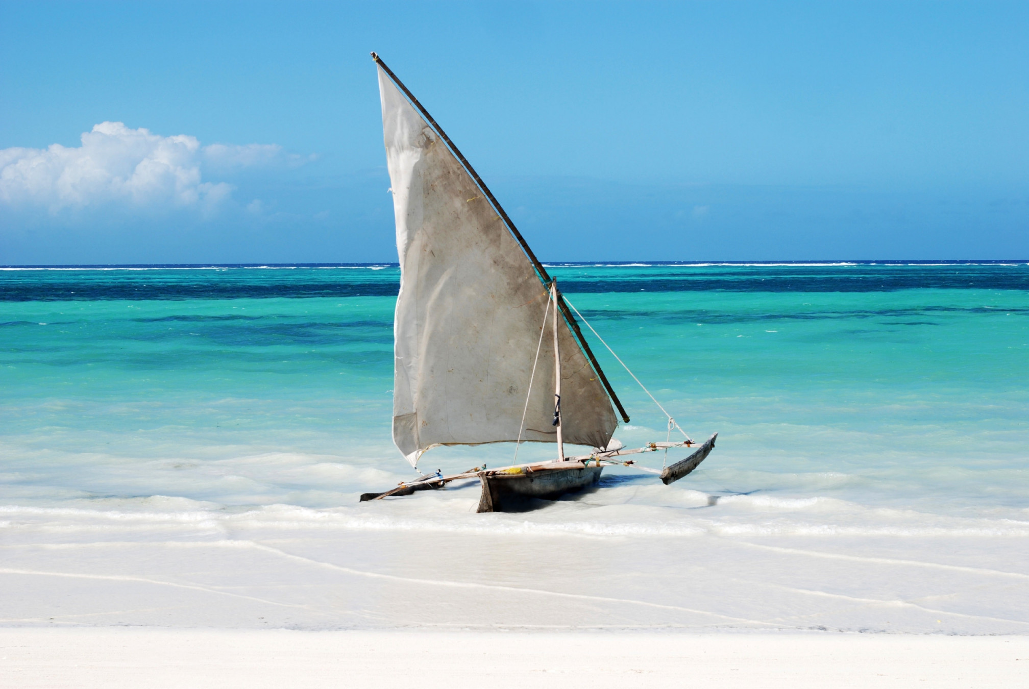 Spiaggia bianca e mare turchese a Zanzibar